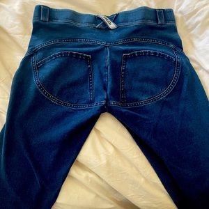 XS MID rise Wr.UP FREDDY jeans 7/8 length excellent condition (skinny)